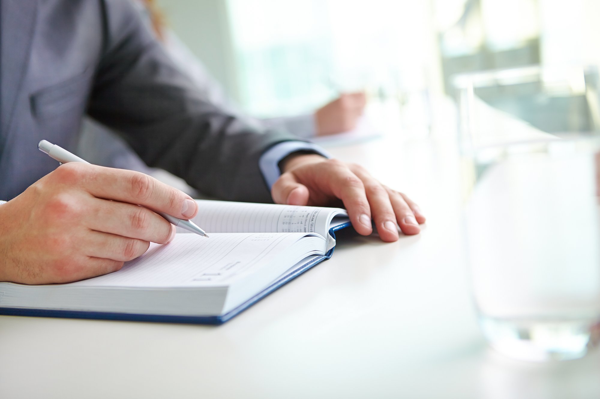 close-up-businessman-writing-idea